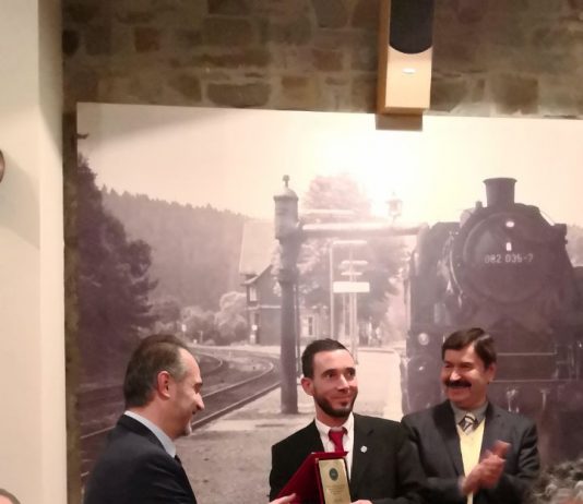 İslamı seçen Belçikalı genç Genel Başkan’dan Plaket aldı.